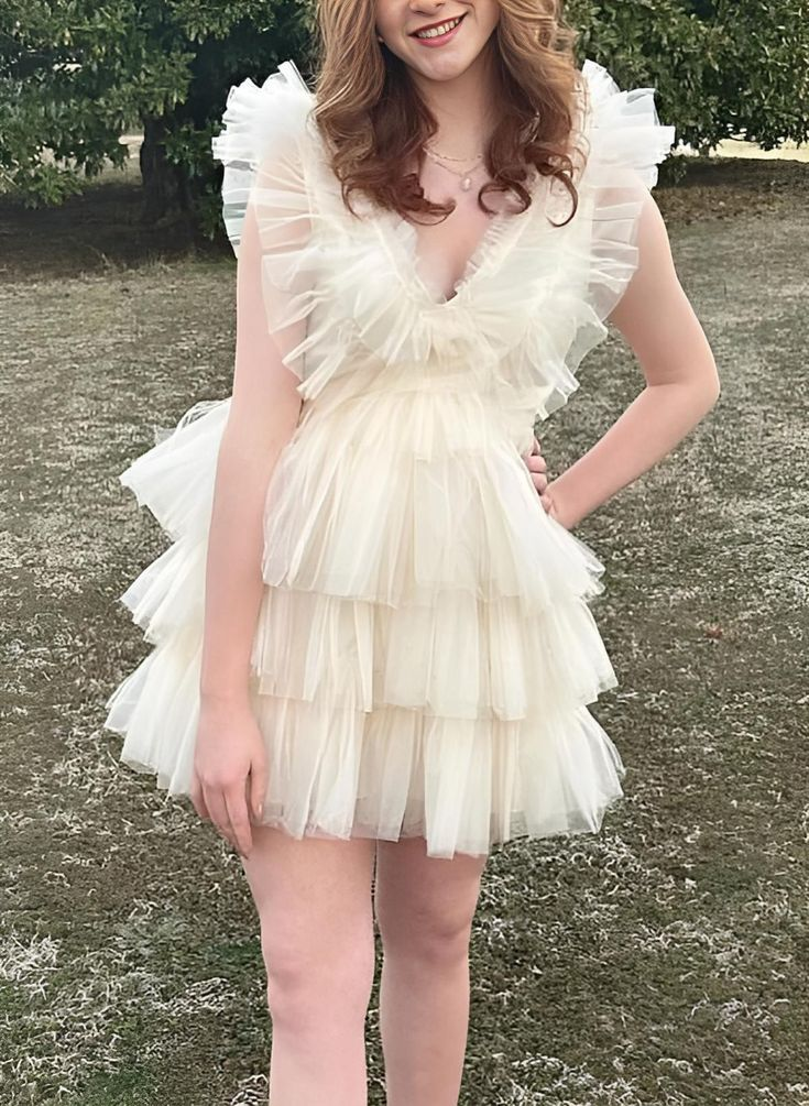 Robe de soirée courte en tulle à col en V et coupe trapèze J7616