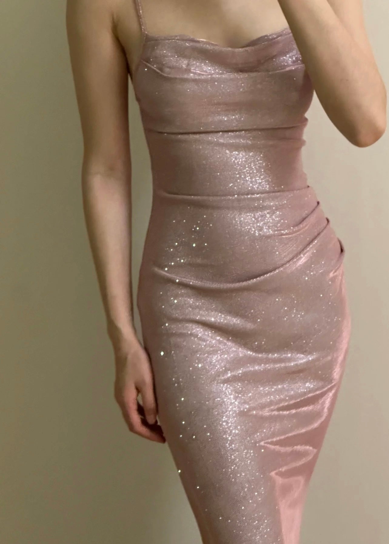 Robe de soirée sirène rose à bretelles spaghetti et brillante J7726
