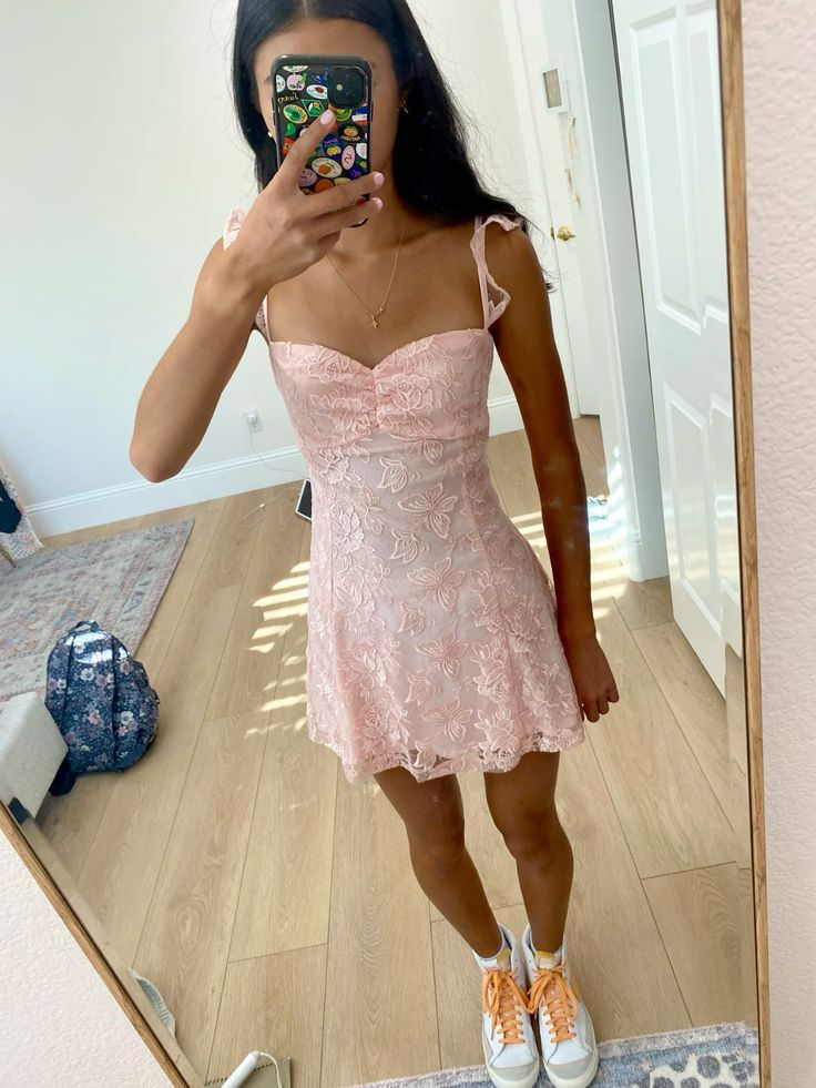 Robe de soirée courte en dentelle rose coupe trapèze J7707