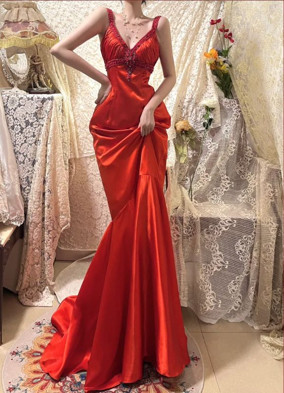 Robe de bal longue élégante en satin rouge à col en V et perles J7557