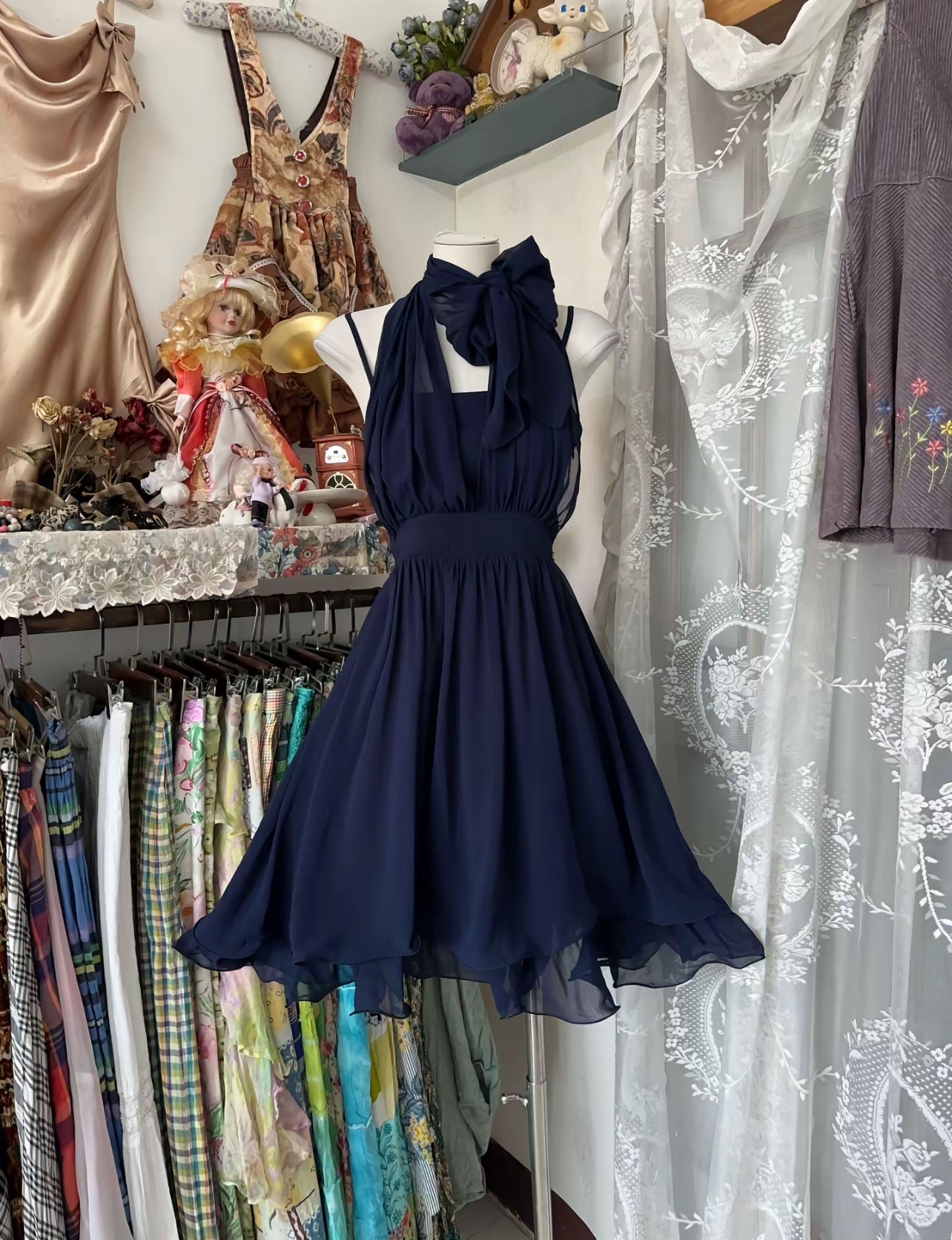 Robe de bal courte bleu marine à volants et dos nu, coupe trapèze, J8489
