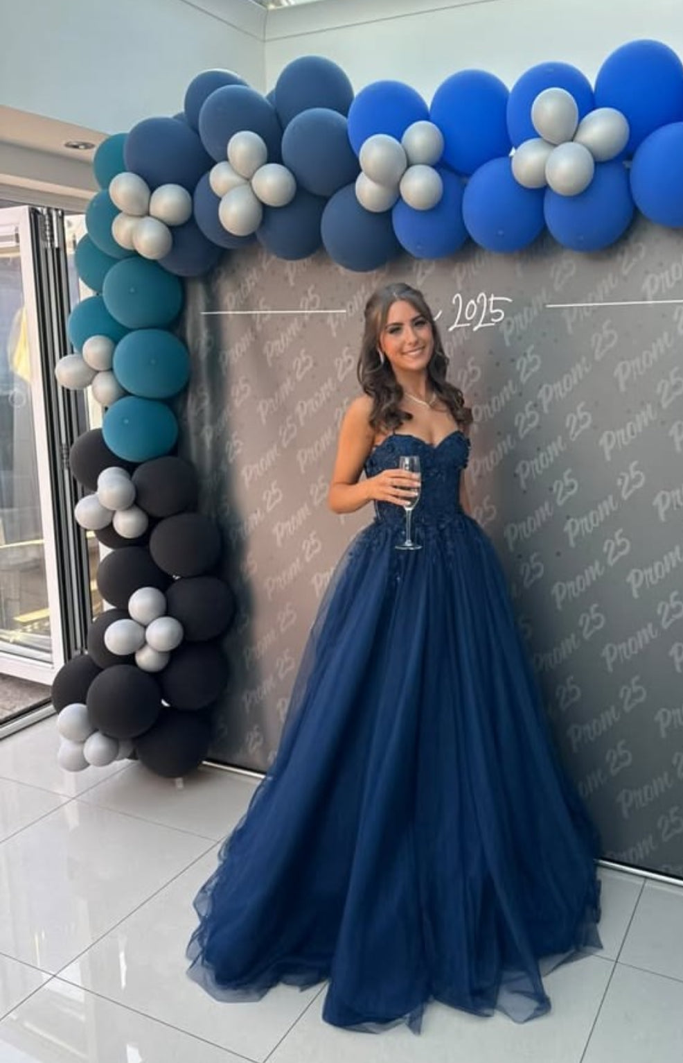 Robe de bal longue bleu marine à col en cœur et coupe trapèze, avec appliques, robe de remise de diplôme J7909