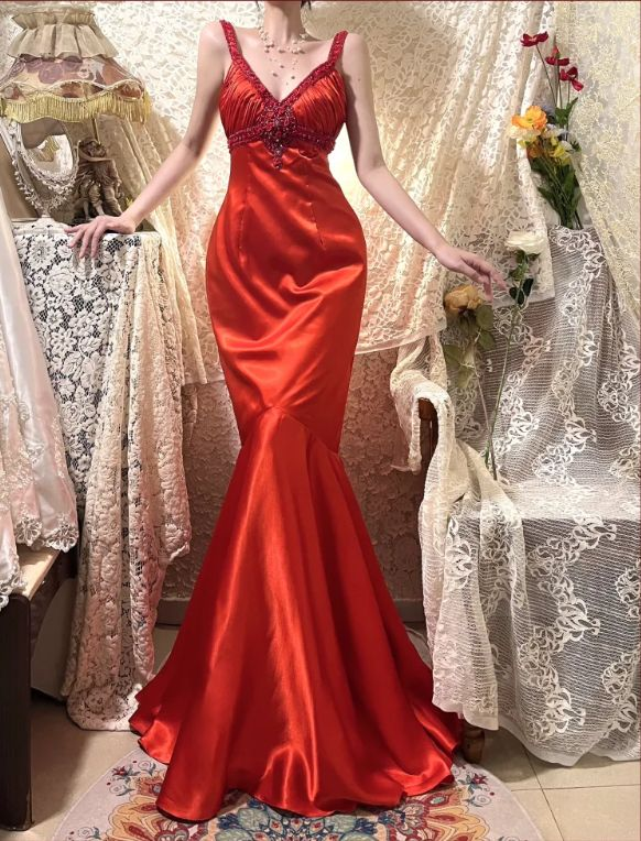 Robe de bal longue élégante en satin rouge à col en V et perles J7557