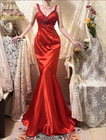 Robe de bal longue élégante en satin rouge à col en V et perles J7557