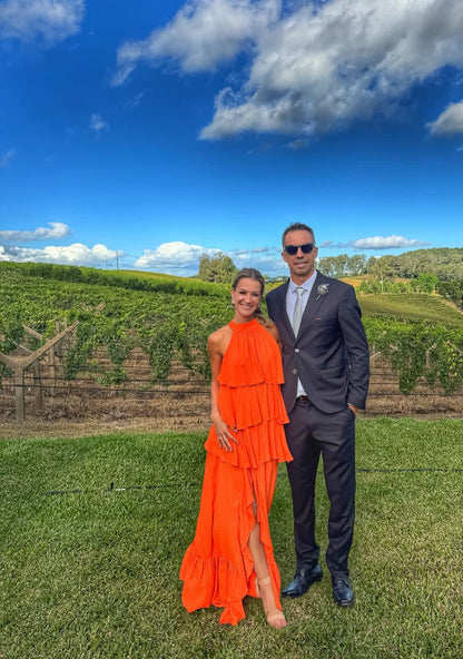 Robe de soirée en mousseline de soie orange à volants et dos nu pour invité de mariage J7033