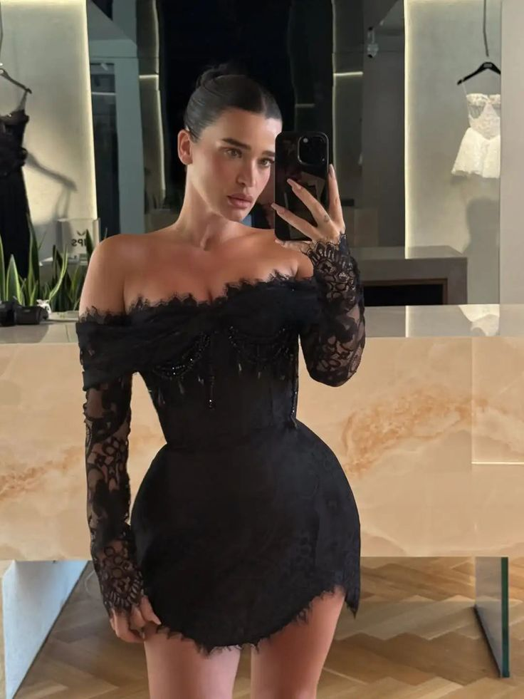 Robe d'anniversaire courte noire à épaules dénudées et mini robe de soirée en dentelle J7709