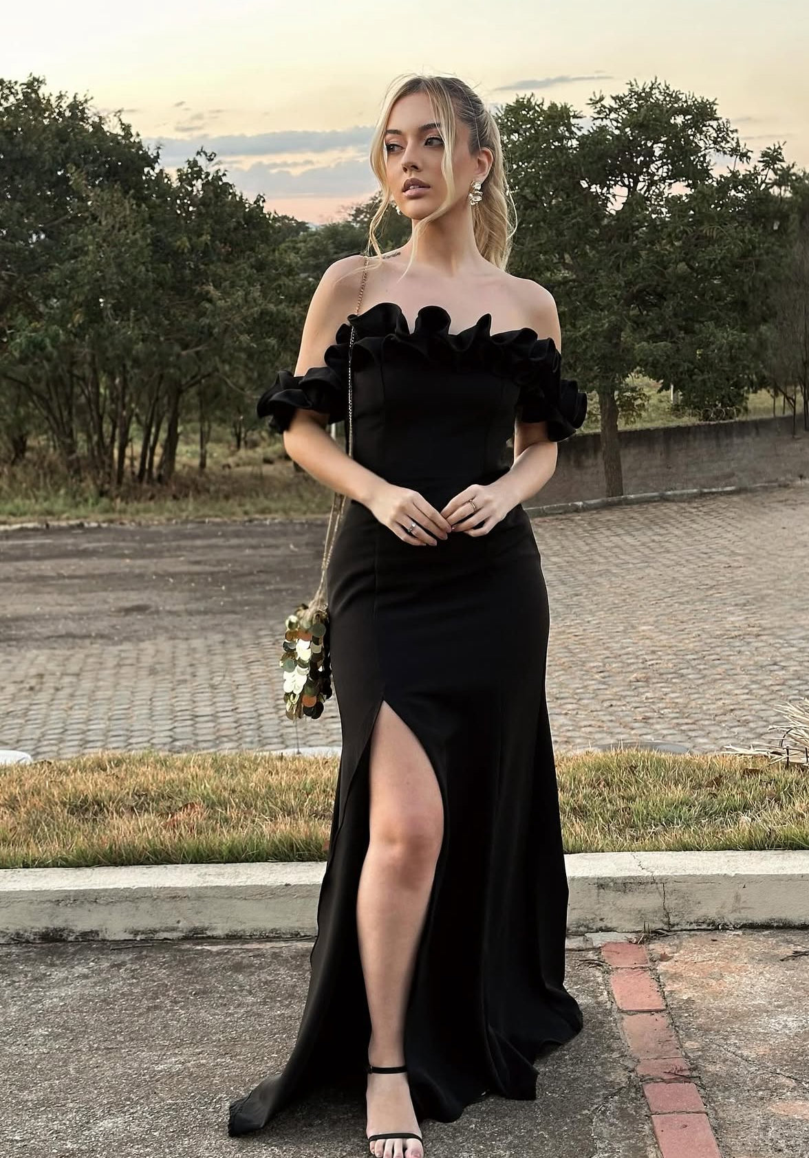 Schulterfreies schwarzes Meerjungfrau-Ballkleid mit Schlitz, formelles Abendkleid J7159