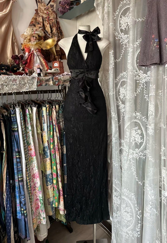 Robe de soirée fourreau longue en dentelle noire à col licou J8449