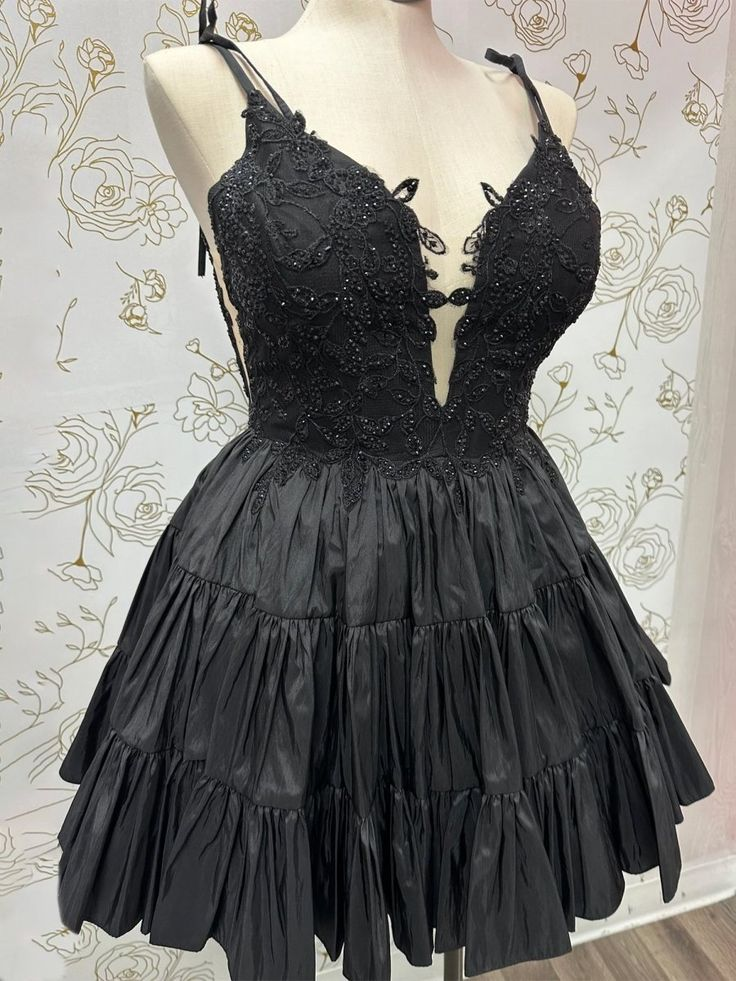 Schwarzes A-Linien-Heimkehrkleid aus Satin mit V-Ausschnitt und Rüschen und Applikationen J7554
