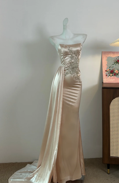 Robe de bal longue champagne en satin avec appliques J8605