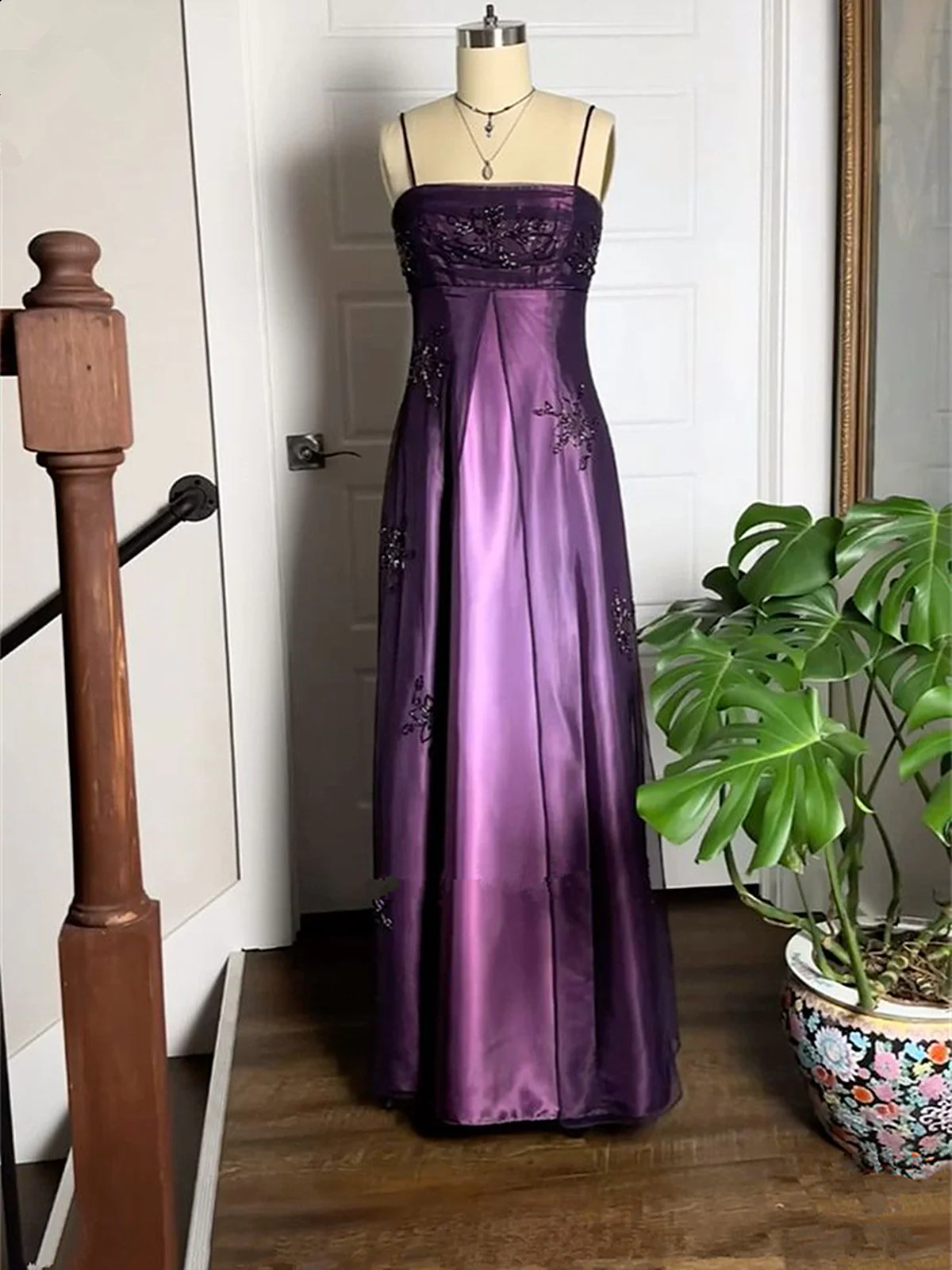 Robe de soirée longue en satin violet coupe trapèze avec appliques J8378