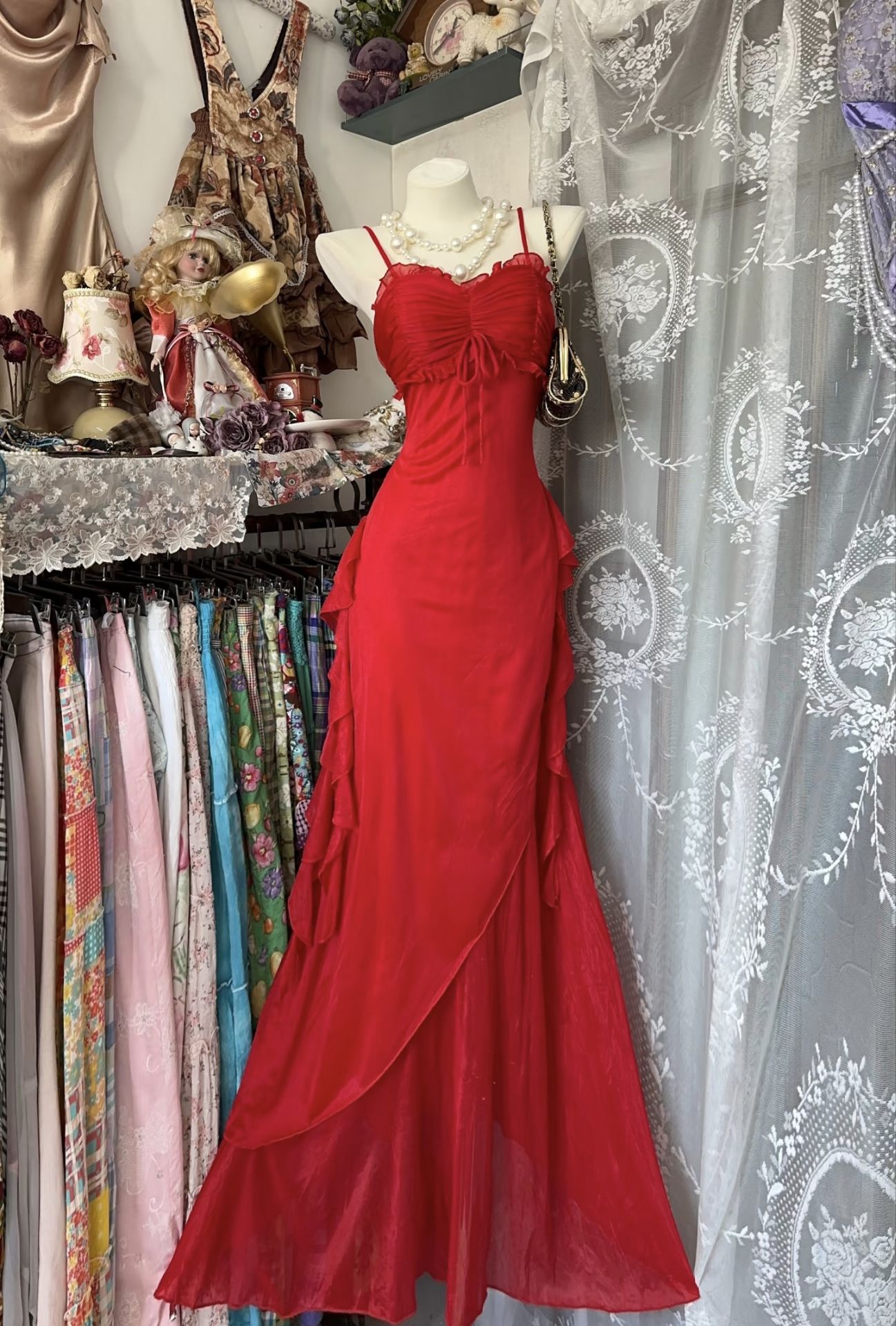 Robe de soirée longue rouge style sirène à bretelles spaghetti et volants style vintage J8045