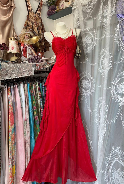 Robe de soirée longue rouge style sirène à bretelles spaghetti et volants style vintage J8045