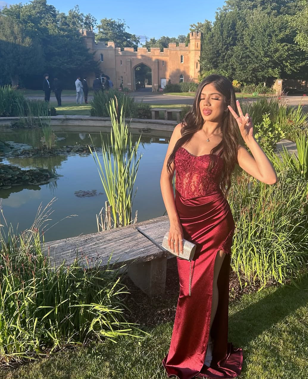 Robe de soirée longue sirène bordeaux à appliques et décolleté en cœur J7859