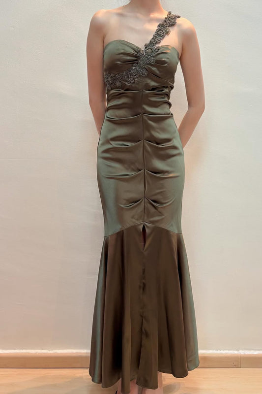 Robe de soirée longue sirène asymétrique en satin vert J8552