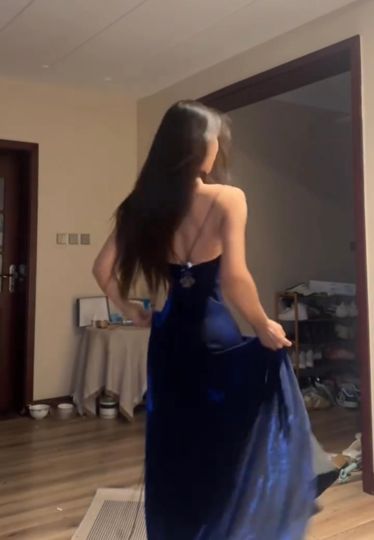 Robe de bal longue à bretelles spaghetti et fente latérale J7141