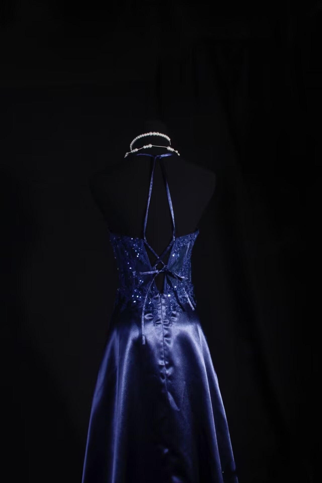 Robe de soirée longue bleu marine à col en V et appliques J8047