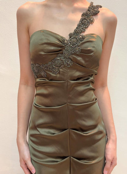 Robe de soirée longue sirène asymétrique en satin vert J8552