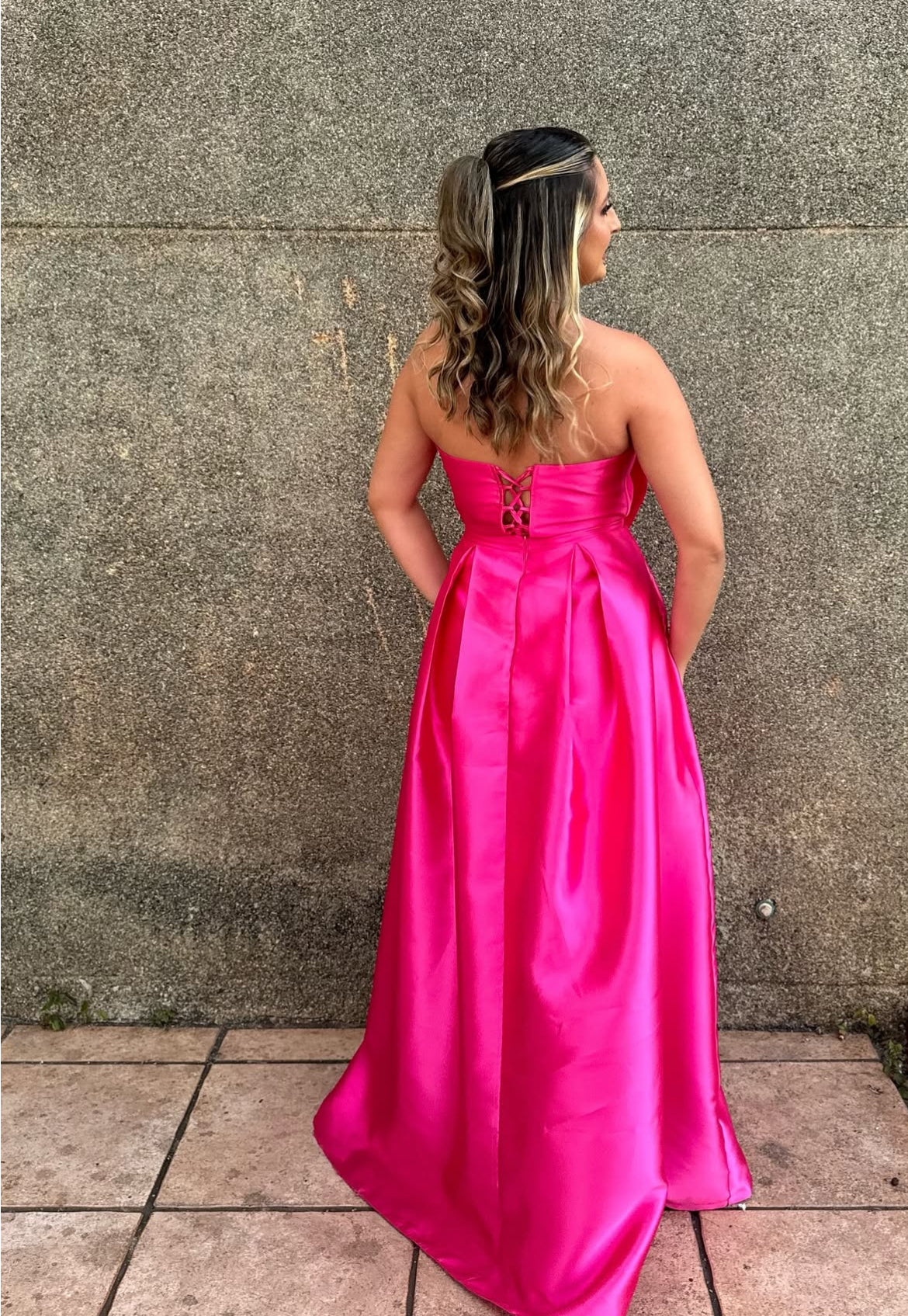 Robe de bal trapèze rose vif en satin avec nœud papillon et robe d'invitée de mariage J7811