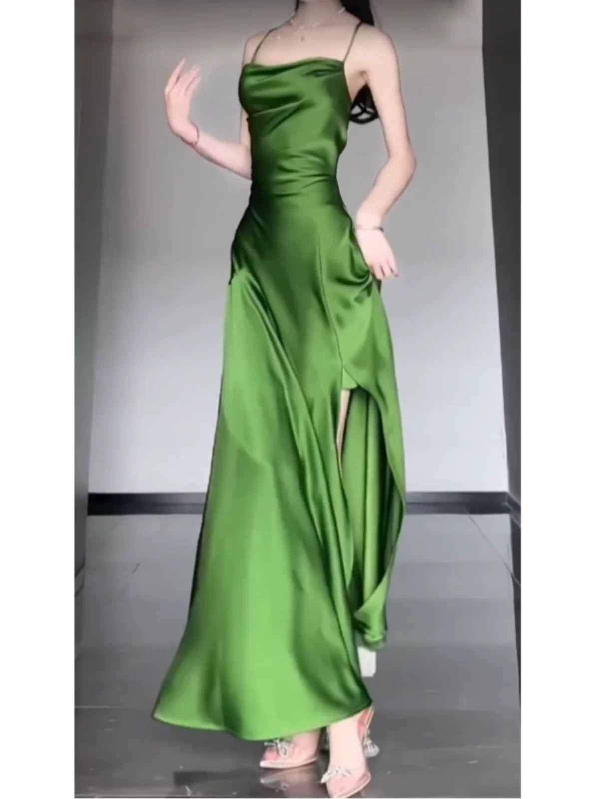 Robe de soirée formelle en satin vert à col licou J7299