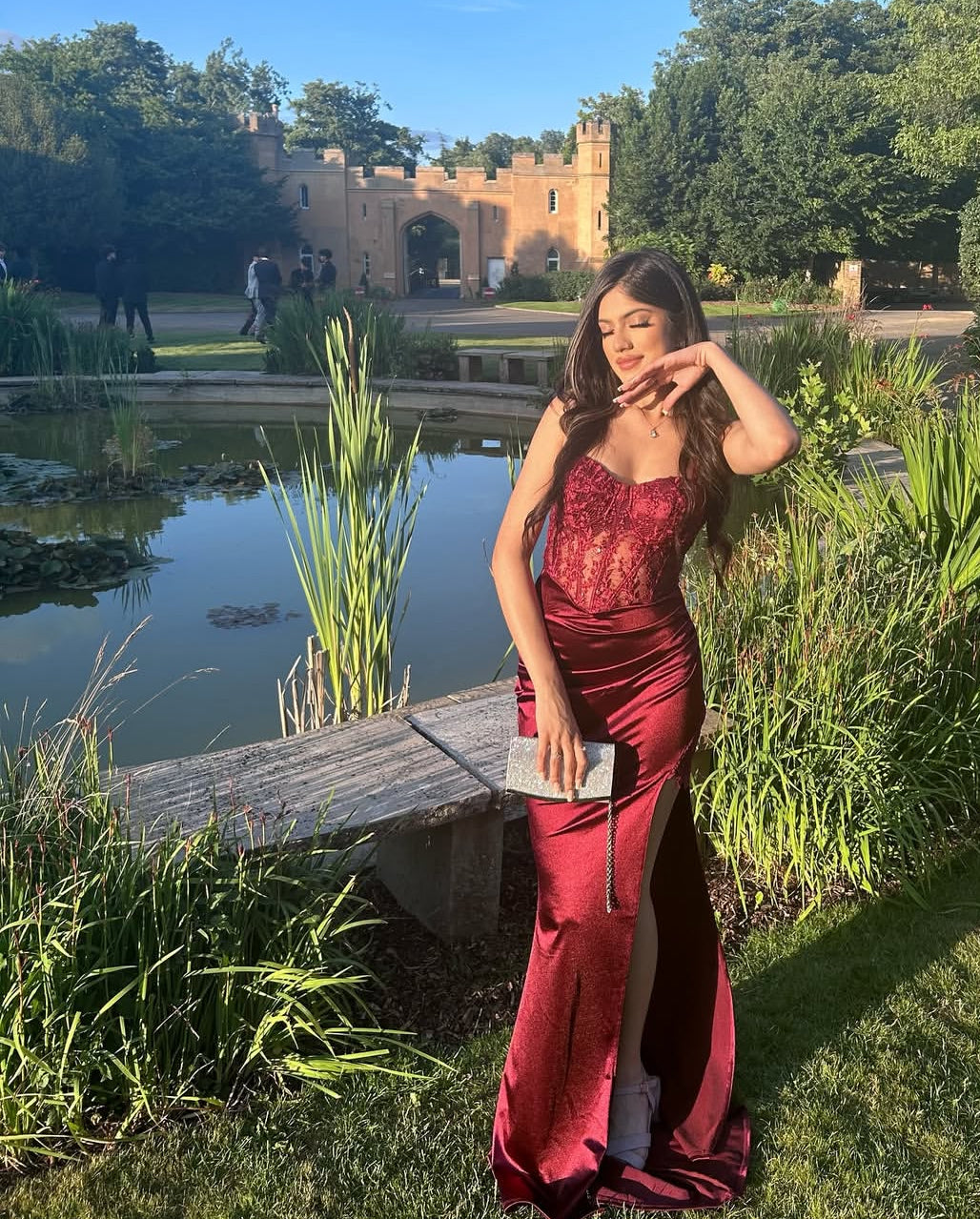 Robe de soirée longue sirène bordeaux à appliques et décolleté en cœur J7859