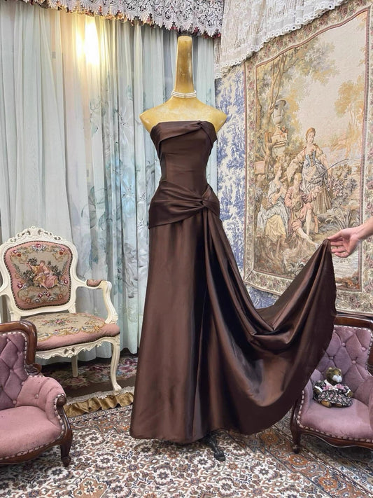 Trägerloses A-Linien-Ballkleid in Braun mit langem Satin-Abendkleid J8423