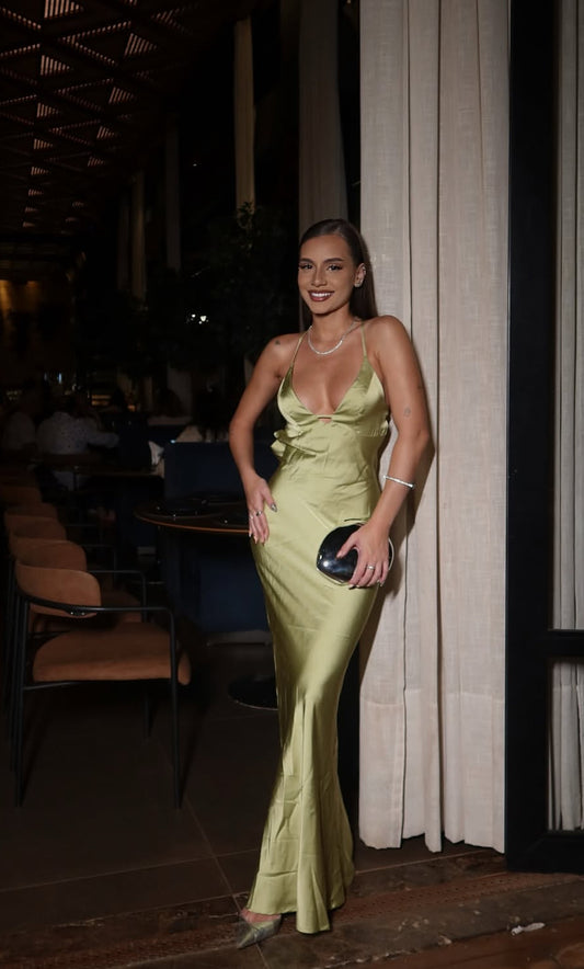 Rückenfreies grünes Satin-Maxikleid für den Abschluss J7954