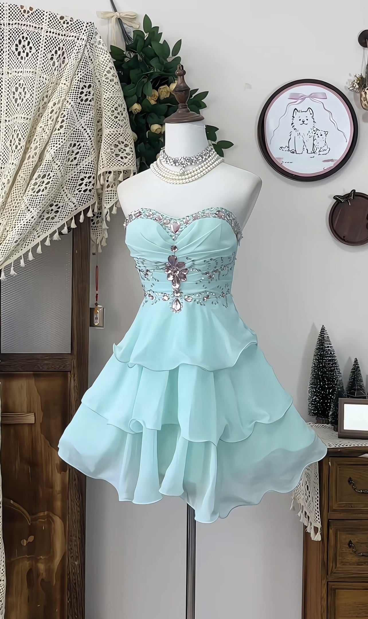 Robe de soirée courte bleue bustier coupe trapèze ornée de perles J7059