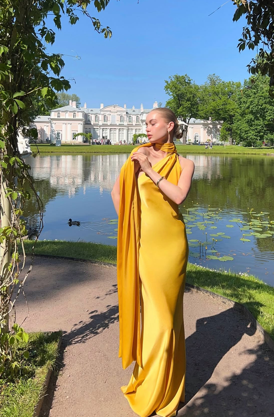 Robe longue de bal de fin d'année jaune dos nu et dos nu J7182