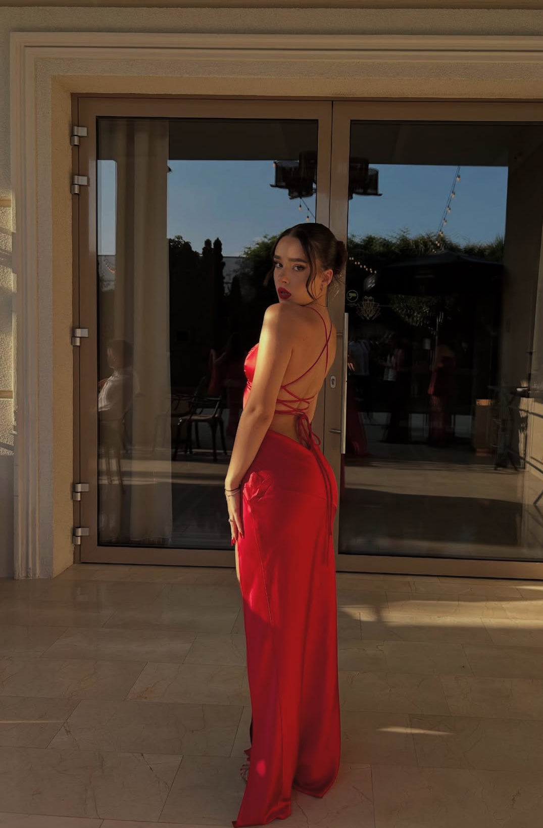 Rotes rückenfreies langes Ballkleid aus Satin J7885