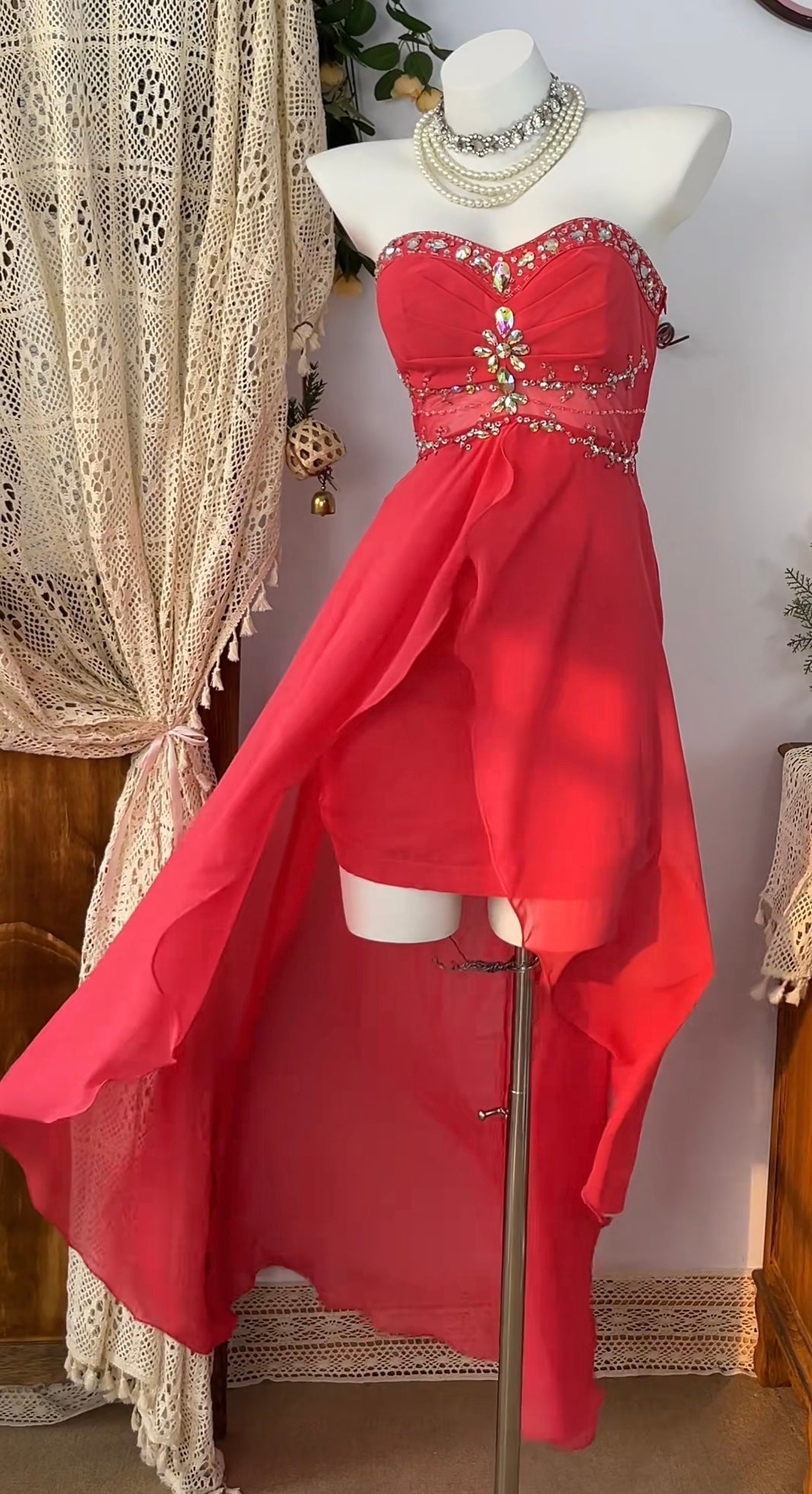 Robe de soirée trapèze rouge à perles, décolleté en cœur, J7050