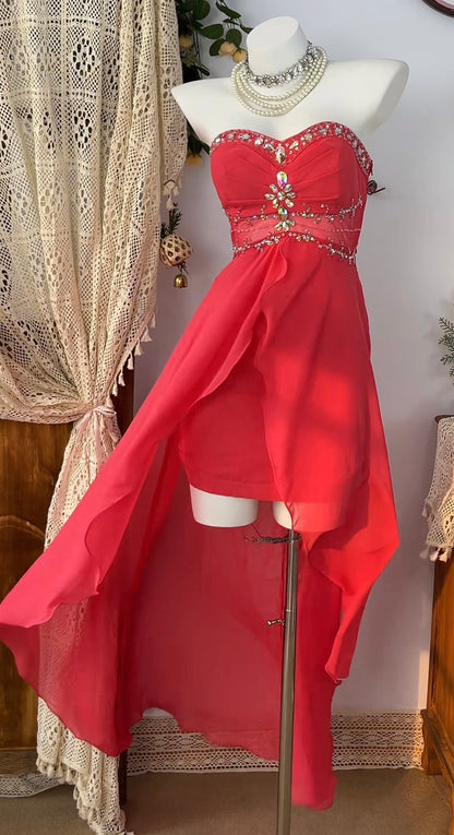 Robe de soirée trapèze rouge à perles, décolleté en cœur, J7050