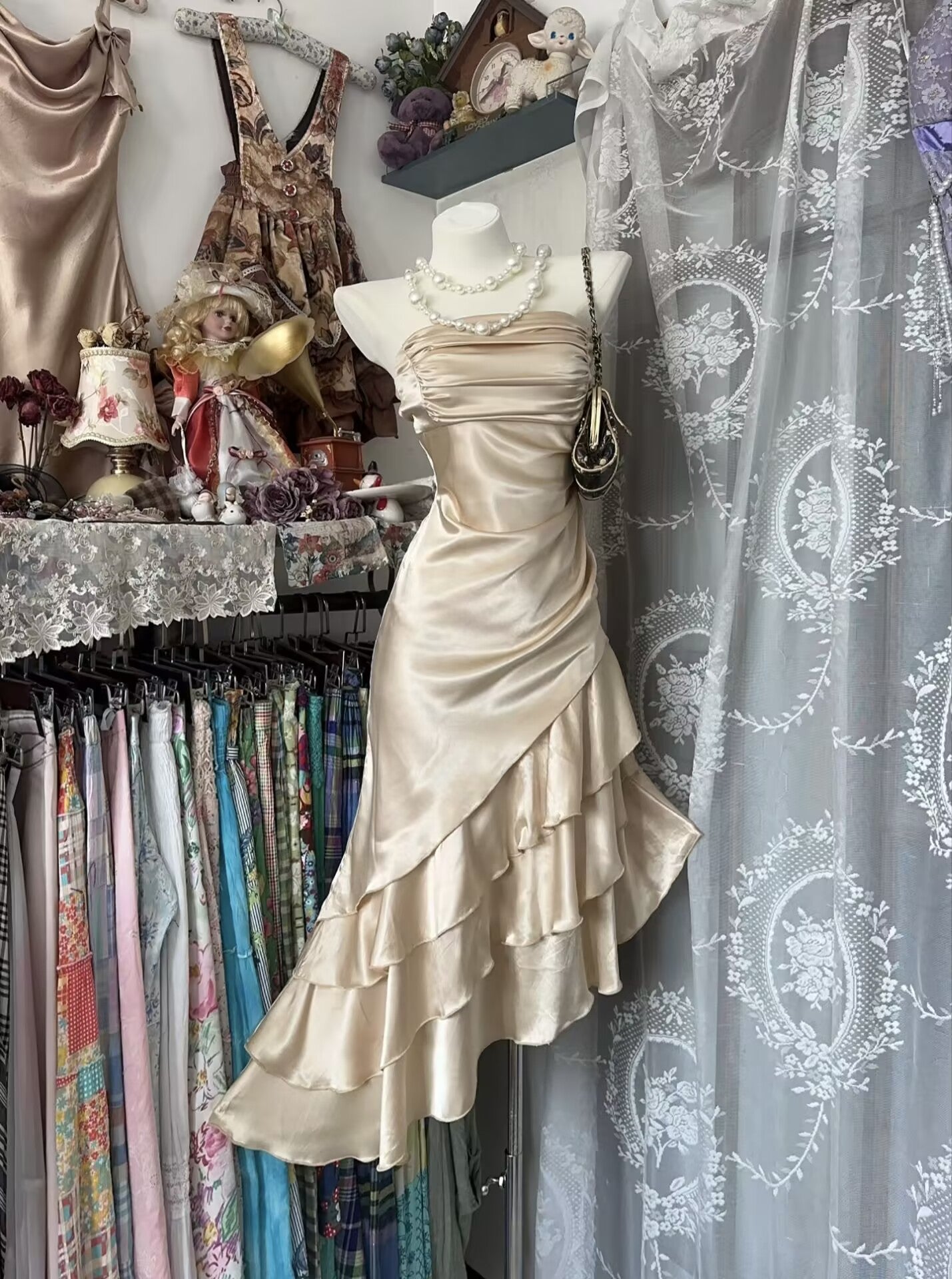 Trägerloses Champagner-Ballkleid mit Satin-Rüschen, formelles Kleid J7002