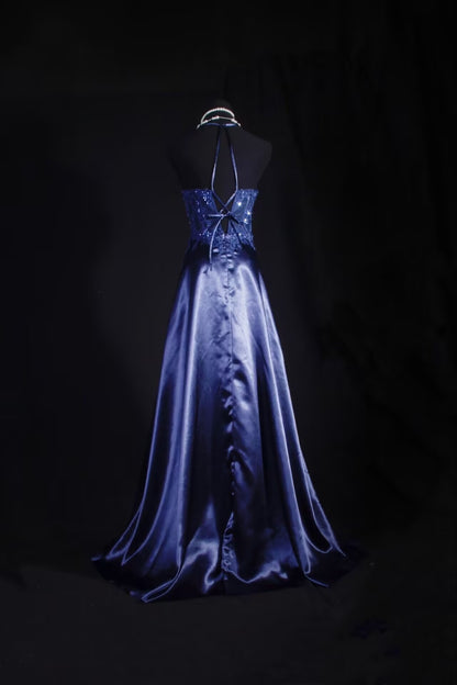 Robe de soirée longue bleu marine à col en V et appliques J8047