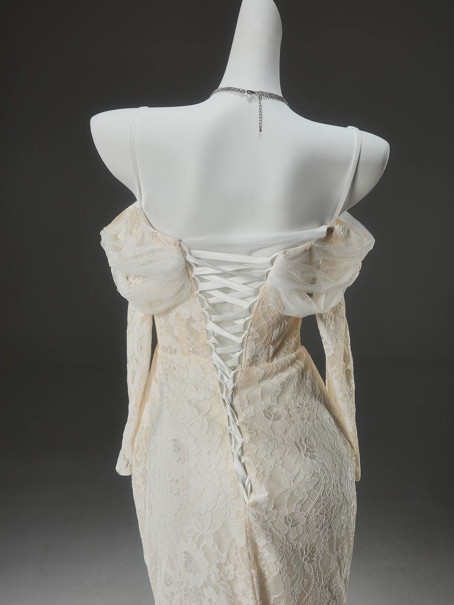 Robe de mariée sirène à épaules dénudées et manches longues en dentelle J8433