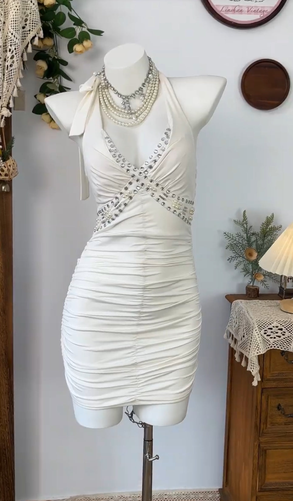 Robe de bal courte fourreau dos nu ivoire J8418
