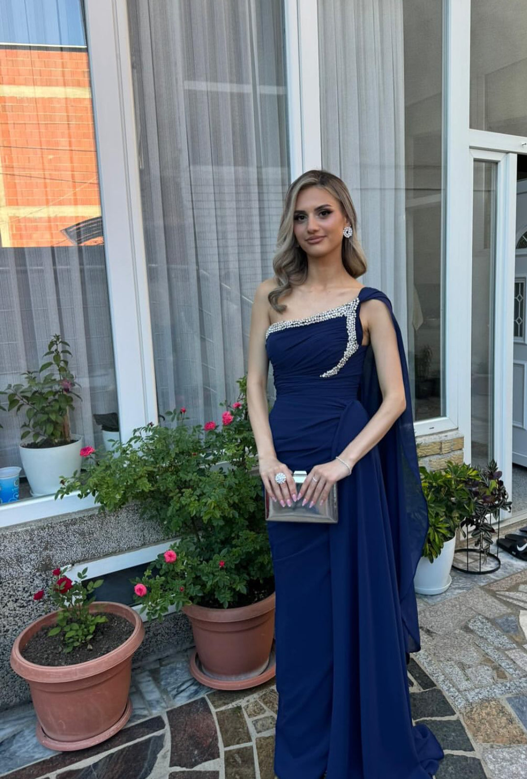 Robe de soirée bleu marine asymétrique à perles et col en V J7862