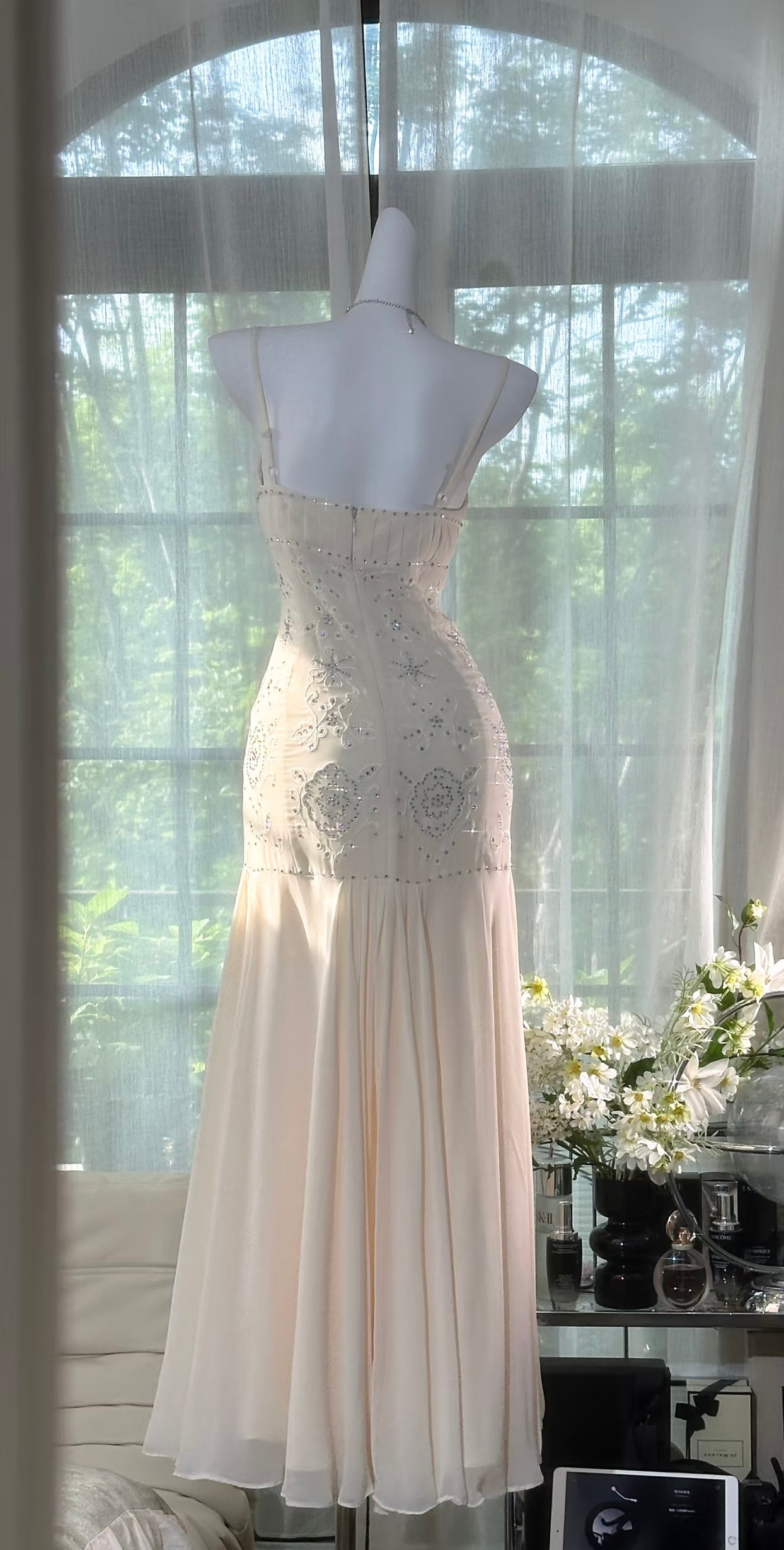 Spaghettiträger Beige Meerjungfrau Ballkleid Perlenbesetztes Abendkleid J7716