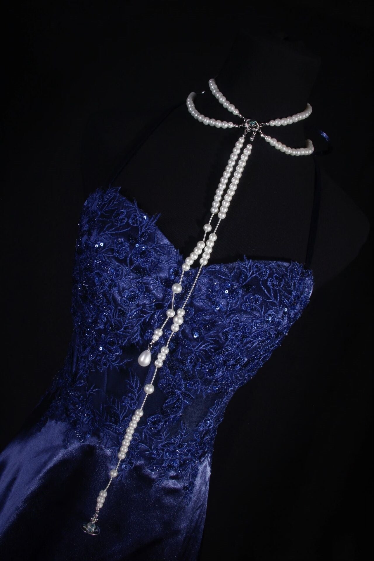 Robe de soirée longue bleu marine à col en V et appliques J8047