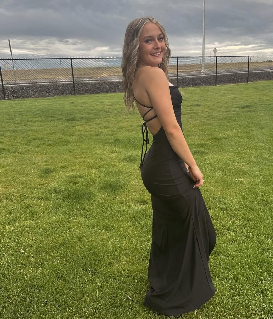 Rückenfreies schwarzes langes Ballkleid Sexy Abschlusskleid J7893