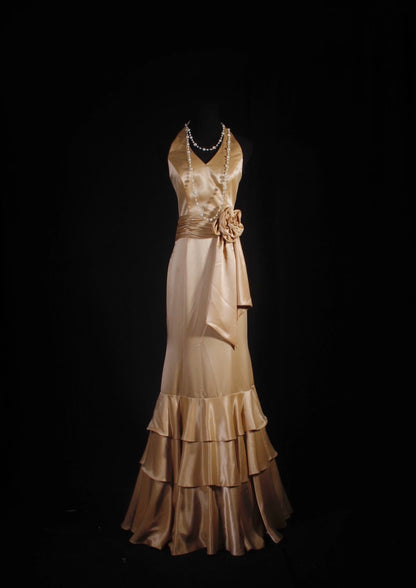Robe de soirée en satin à dos nu et à volants style sirène J7063
