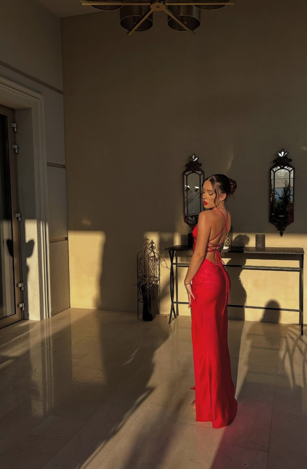 Rotes rückenfreies langes Ballkleid aus Satin J7885