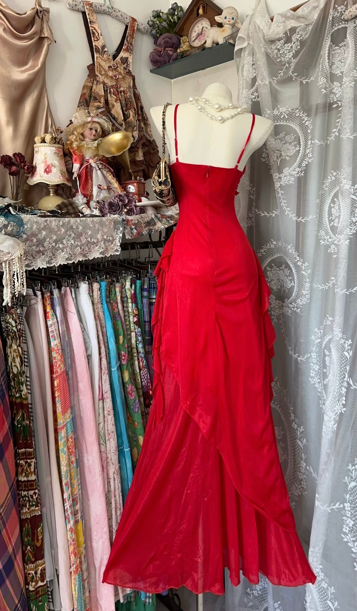 Spaghettiträger Rotes Chiffon-Ballkleid mit Rüschen Formales Partykleid J7296