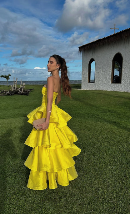 Trägerloses A-Linien-Ballkleid in Gelb, gestuftes Brautkleid J7316