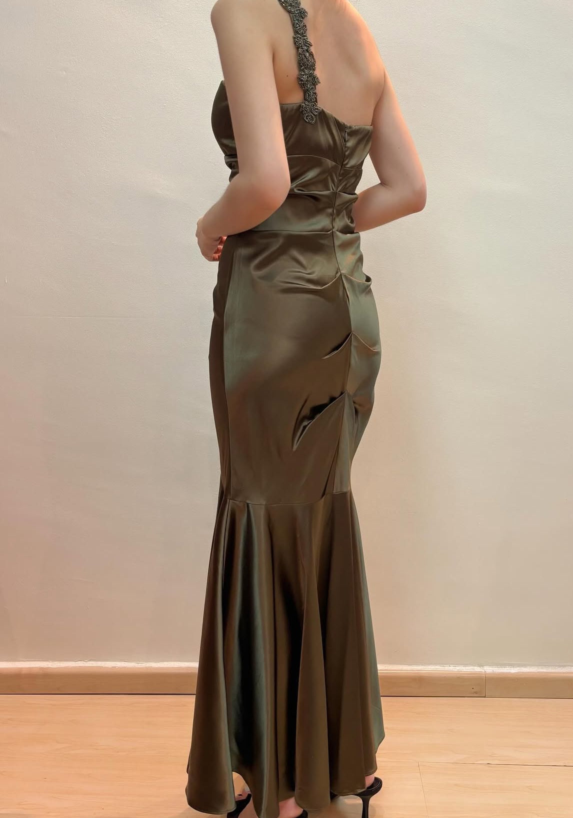 Robe de soirée longue sirène asymétrique en satin vert J8552