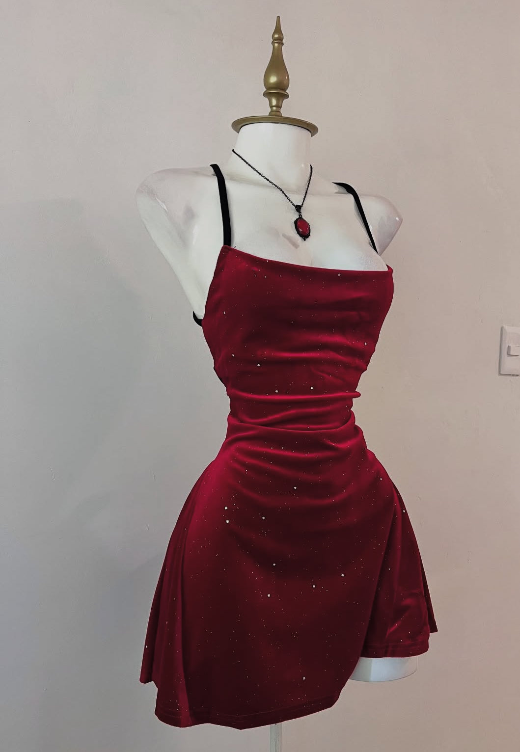 Robe de soirée courte bordeaux dos nu en velours J7924