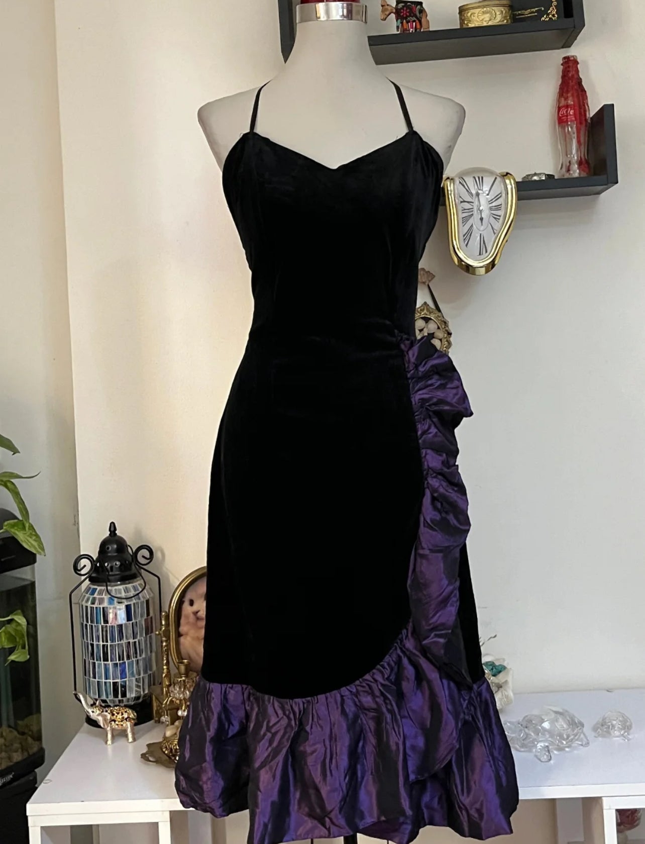Robe de bal noire dos nu à volants violets J8539