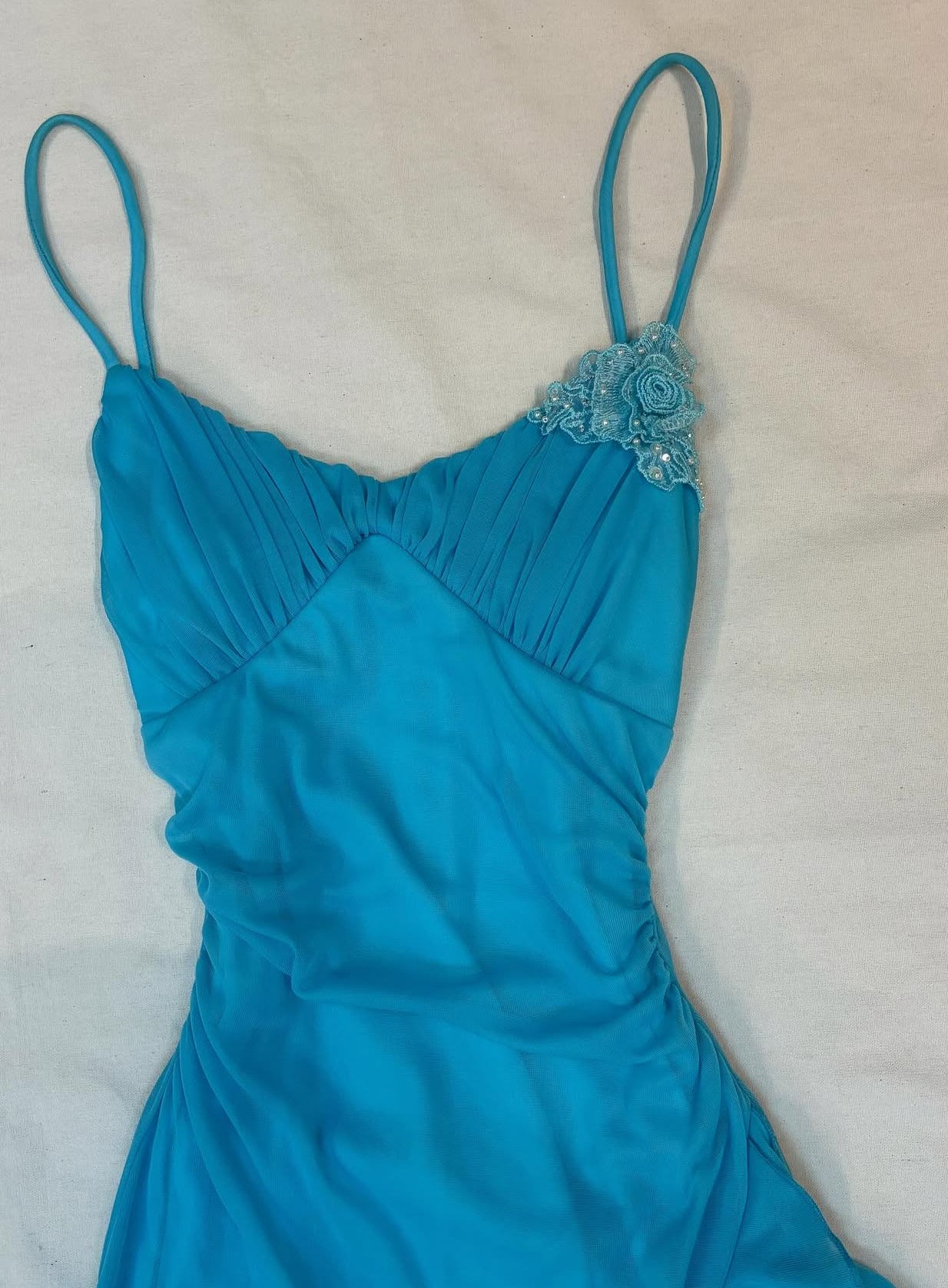 Robe de bal courte vintage à bretelles spaghetti et volants bleus J8566