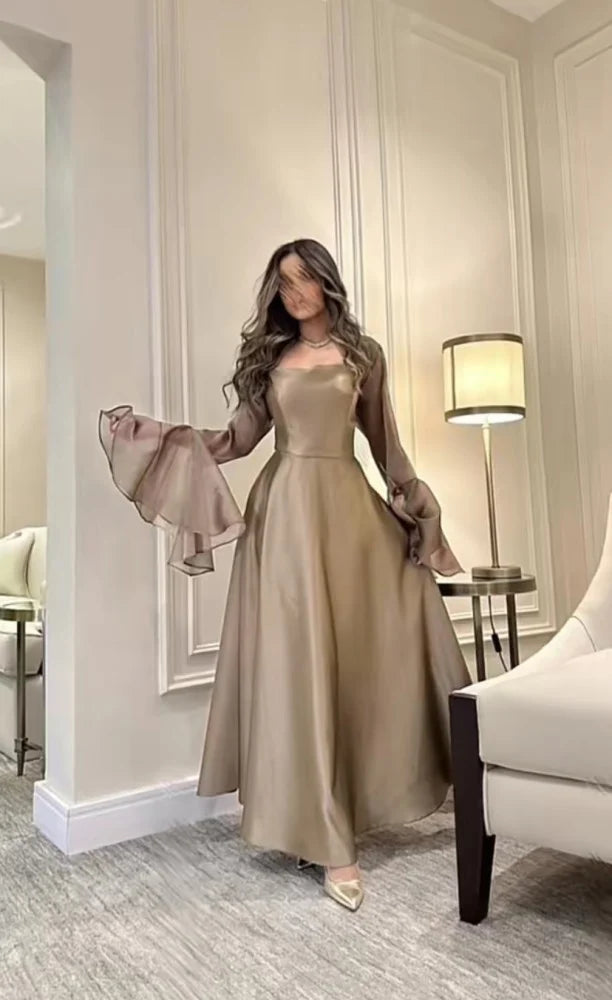Robe de bal longue en satin coupe trapèze avec manches à volants J2738