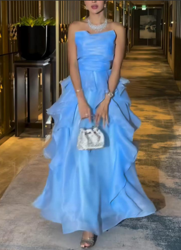 Trägerloses blaues A-Linien-Ballkleid mit Rüschen, lang, J2782